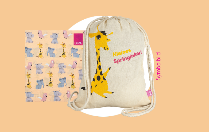 Kinder-Turnbeutel mit Giraffenmotiv und bunt bedrucktem BIPA-Tuch als fröhliches Bonusprodukt.