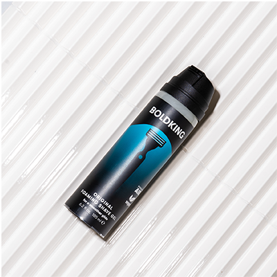 Boldking Rasierschaum in schwarzer Flasche auf weißem Hintergrund.