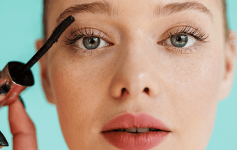 Mascara richtig auftragen Person trägt Mascara auf obere Wimpern auf - Link zum Blogartikel Mascara richtig auftragen