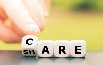 Würfel mit Buchstaben bilden das Wort CARE – Symbol für Sozialmärkte, Ressourcenschonung und soziale Hilfe