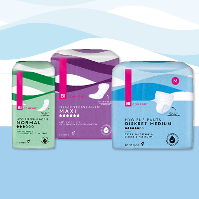 Drei Packungen Inkontinenzprodukte – Normal, Maxi und Diskret – vor blauem Hintergrund, sicherer Schutz bei Blasenschwäche.