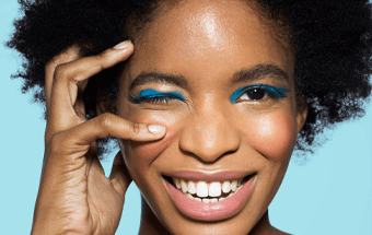 Person mit markantem Lidschatten - Link zu Blogartikel Lidschatten auftragen Tipps 