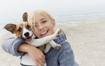Person mit Hund am Strand – steht für vegane, tierfreundliche Kosmetik ohne Tierversuche.
