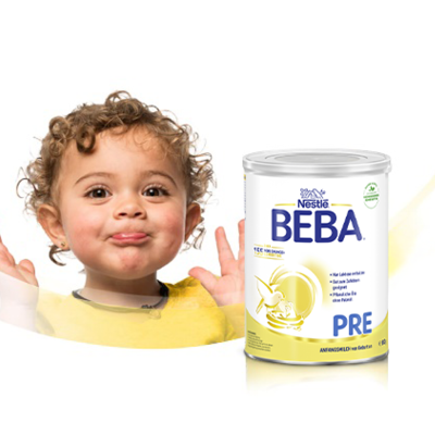 Nestlé BEBA PRE Babynahrung 800g – geeignet für Neugeborene, mit lächelndem Baby im Hintergrund
