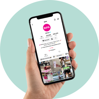 Smartphone mit TikTok-App und Datenschutzeinstellungen – Datenschutz auf TikTok.