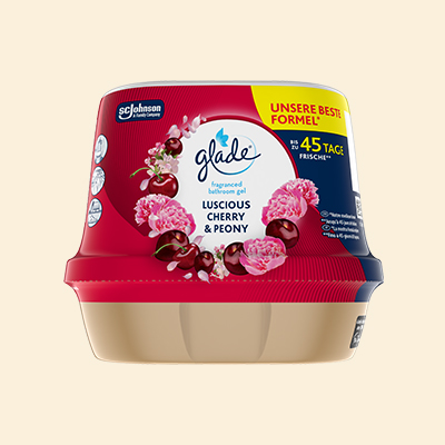 Glade Badezimmer Gel Luscious Cherry & Peony in rotem Behälter – sorgt bis zu 45 Tage für frischen Duft im Bad.