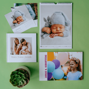 Fotobücher und Fotokalender auf grünem Hintergrund. Link zum Bipa Fotoshop.