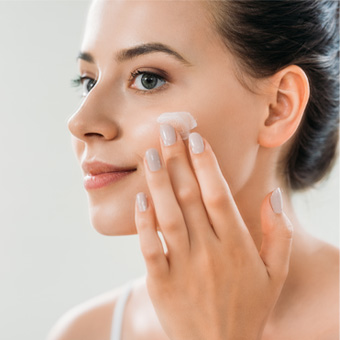 Hautpflege-Motiv mit mujer zeigt Hals- und Dekolletébereich, Thema Kollagen, straffe Haut, Anti-Aging und gezielte Hautpflege.