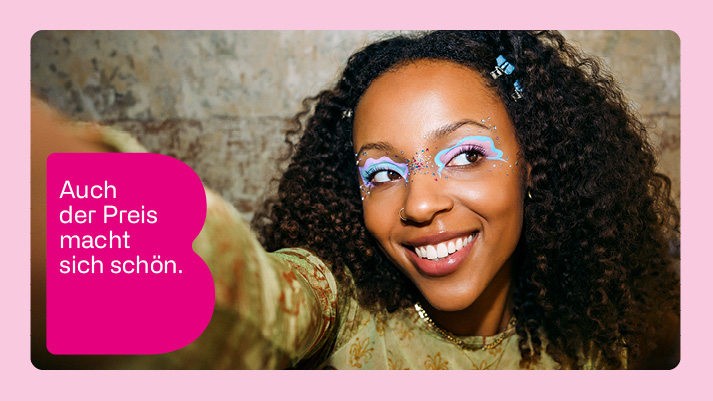 Make-up-Aktion: Stimmungsvolles Beauty-Motiv mit Botschaft „Auch der Preis macht sich schön“, Thema Kosmetik und Preisvorteile.