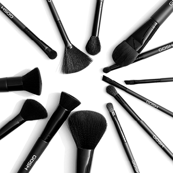 Schwarze GOSH Make-up-Pinsel in verschiedenen Formen, kreisförmig angeordnet auf weißem Hintergrund. Link zur Markenseite/Zubehör