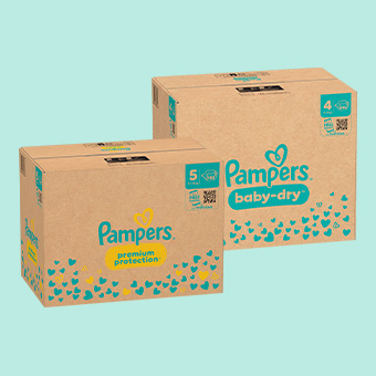 Pampers Baby-Dry und Pampers Premium Protection Monatsboxen aus Karton im Doppelpack auf hellblauem Hintergrund.