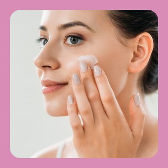 Nahaufnahme einer Person, die Gesichtshaut berührt, Symbol für Hautpflege, Beauty‑Routine und sanfte Gesichtspflege.