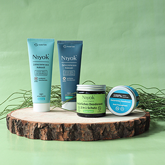 Niyok Naturkosmetik auf Holzplatte – Zahnpflege und Körperpflegeprodukte mit nachhaltigem Anspruch.