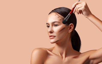 Person trägt Contouring mit Pinsel auf - Link zum Blogartikel Contouring, Kontur für jede Gesichtsform