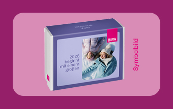 BIPA Bonus Box mit gemütlichem Wintermotiv, Kaminfeuer und Tee – exklusive Vorteilsbox für Wohlfühlmomente.