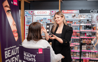 Beauty Session: BIPA Make-up Artistin beim Schminken einer Kundin in der Filiale.