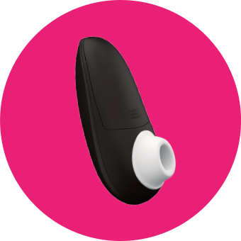 Schwarzes ergonomisches Gerät mit weißem Silikonaufsatz auf pinkem Hintergrund – zu den Womanizer Einstiegs-Produkten.