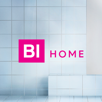 BI HOME Logo auf hellblauer Fliesenwand mit pinkem Quadrat – Symbol für Reinigung, Waschen & Haushaltsmittel.
