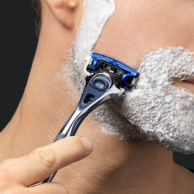 Mann rasiert Gesicht mit Rasierer – klassische Nassrasur, tägliche Bartpflege - Link zur Wilkinson Männerwelt