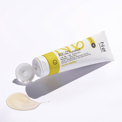 Skincare-Tube mit offener Kappe: verlinkt zu No Cosmetics Cleansing Produkten