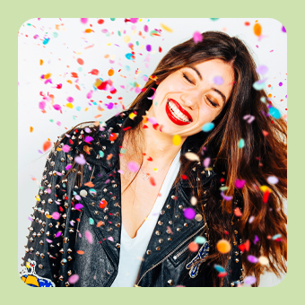 Faschingsmotiv mit Person in Lederjacke und buntem Konfetti, Symbol für Party, Kostüme und Karnevalsstimmung.