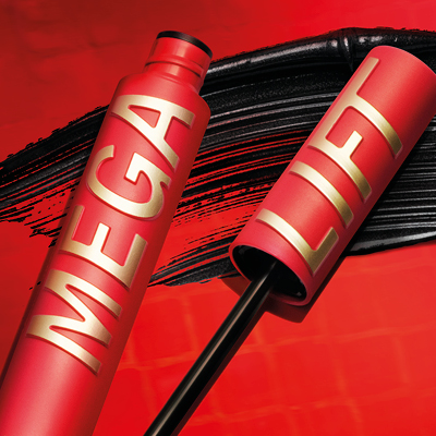 Manhattan Mega Lift Mascara in kräftigem Rot‑Gold‑Design vor schwarzer Textur, für intensiv betonte, voluminöse und angehobene Wimpern.