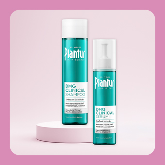 Plantur DMG Clinical Shampoo und Serum auf Podest präsentiert, wirksam gegen Haarausfall und für gesunde Haarpflege.