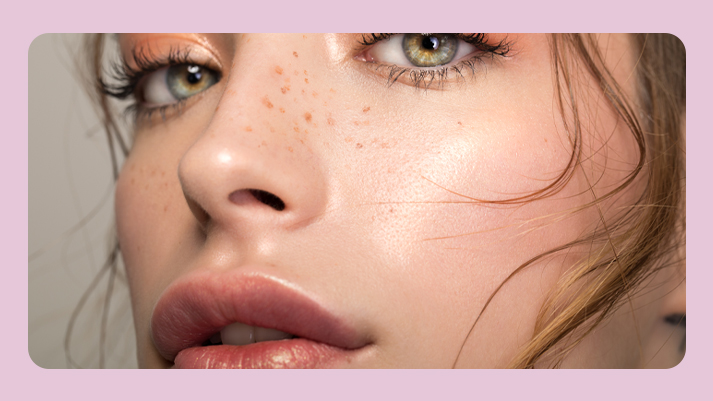 Zarter Beauty‑Look mit weichen, natürlich fallenden Haarsträhnen und leichtem Rouge‑Finish für den Blush‑Trend.