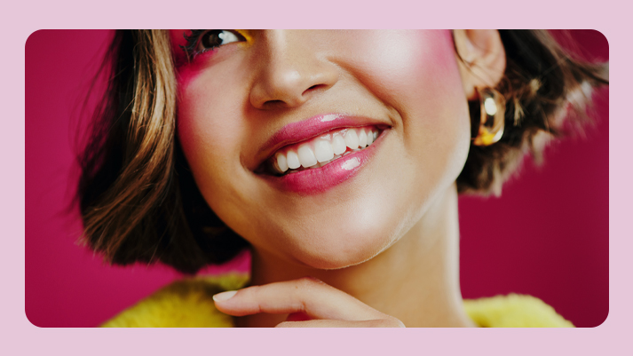 Beauty‑Look vor pinkem Hintergrund mit modernem Styling und Fokus auf kräftigen Pink‑Lips‑Make‑up‑Trend.