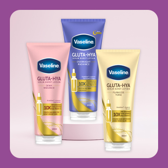 Vaseline Gluta‑Hya Bodylotions in drei Varianten auf rosafarbenem Podest, feuchtigkeitsspendende Pflege für strahlende Haut.“