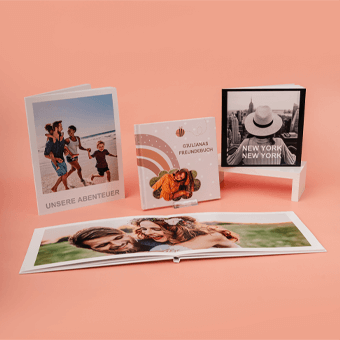 Fotobücher mit Paar-, Familien- & Freundschaftsmotiven auf rosa Hintergrund – personalisierte Erinnerungen gestalten.