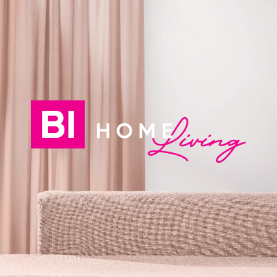 BI Home Living Logo vor beigen Vorhängen und Sofa – Fokus auf stilvolle Wohnaccessoires & Interior Design.