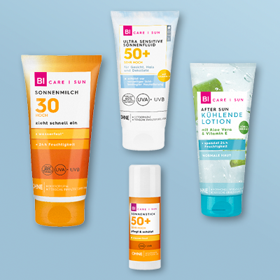 BI CARE SUN Produkte: Sonnencreme, Sonnenmilch & After Sun Lotion auf hellblauem Hintergrund – Sonnenschutz entdecken.