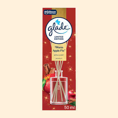 Glade Limited Edition Raumduft Warm Apple Pie mit Duftstäbchen im Glas – Apfel-Zimt-Duft für gemütliche Atmosphäre.