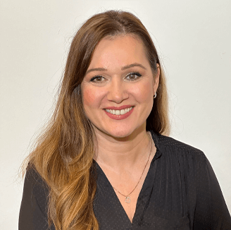 Abbildung von Alina vor weißem Hintergrund