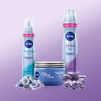 NIVEA Haarpflege mit Volumen- & Extra-Stark-Spray, Pflege-Creme, Haargummis & Scrunchie auf lila Hintergrund. - Link zur Markenseite/Haarstyling