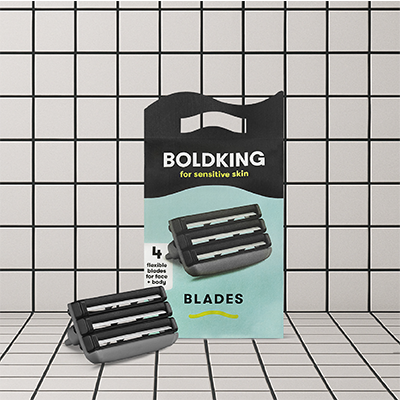 Boldking Rasierklingen für sensible Haut mit Verpackung und zwei Klingen auf gefliestem Untergrund