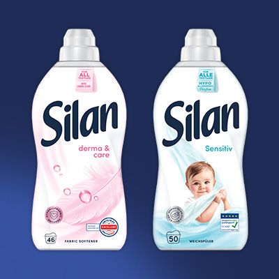 Zwei Silan Sensitiv Weichspüler mit Mandelmilch & Aloe Vera vor blauem Hintergrund – sanfte Pflege für empfindliche Haut. - Link zur Markenseite/Sensitiv