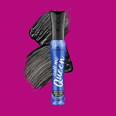 Essence ‚Call me Queen‘ Mascara vor pinkem Hintergrund mit schwarzem Pinselstrich 
