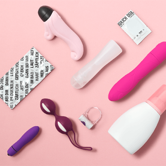 Diskret arrangierte Love Toys in Rosa und Weiß – sinnliche Geschenkideen für Erwachsene.