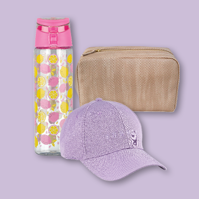 Rosa Trinkflasche mit Blumenmotiv, beige Kosmetiktasche & lavendelfarbene Kappe auf lila Hintergrund – stylische Alltagsbegleiter.