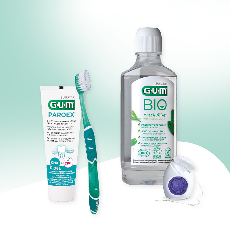 GUM Zahnpflegeprodukte – Paroex Zahnpasta, Bio Mundspülung, Zahnbürste & Zahnseide vor grünem Hintergrund für gesunde Mundhygiene.