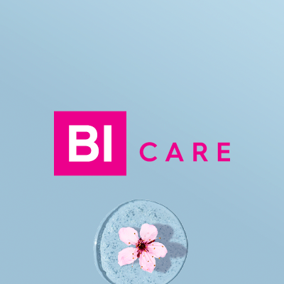 BI CARE Logo auf hellblauem Hintergrund mit rosa Blume auf Wasser – Symbol für Pflege, Achtsamkeit & Wohlbefinden.