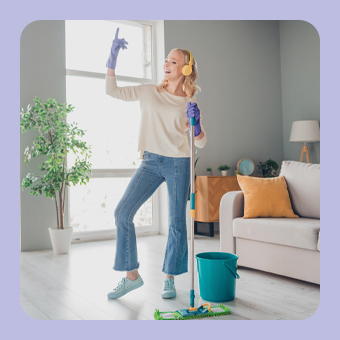 Frau beim Frühjahrsputz im hellen Wohnzimmer, mit Mop und Eimer; Szene für Haushalt, Reinigung und Sauberkeit.