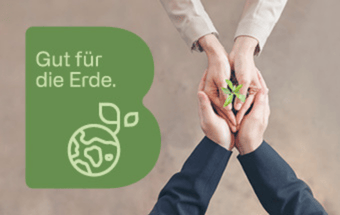 Grünes B-Icon mit Erde und Pflanze und Text "Gut für die Erde", daneben Hände, die einen kleinen, grünen Spross halten