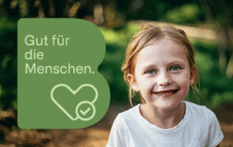 Grünes B-Icon mit Herz und Text "Gut für die Menschen", daneben Kind in weißem T-Shirt