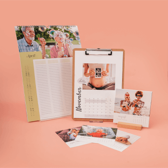 Kalender-Set mit Monatsblättern April, August & November – personalisierte Fotokalender auf rosa Hintergrund