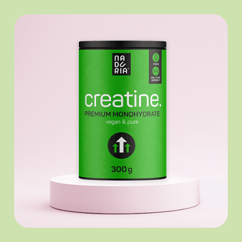 Mehrere bunte Mascara-Tuben mit Bürsten, flach auf rosa Hintergrund arrangiert – verschiedene Marken & Farben.