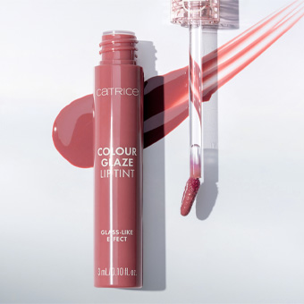 Catrice Colour Glaze Lip Tint mit glänzendem Finish, geöffnet mit Applikator und Farbspur, präsentiert in Rosa‑Nuancen.