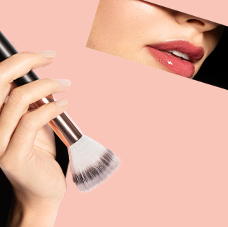 Nahaufnahme einer Hand mit Make-up-Pinsel vor glänzenden Lippen – Beauty-Accessoires und Kosmetik-Trend